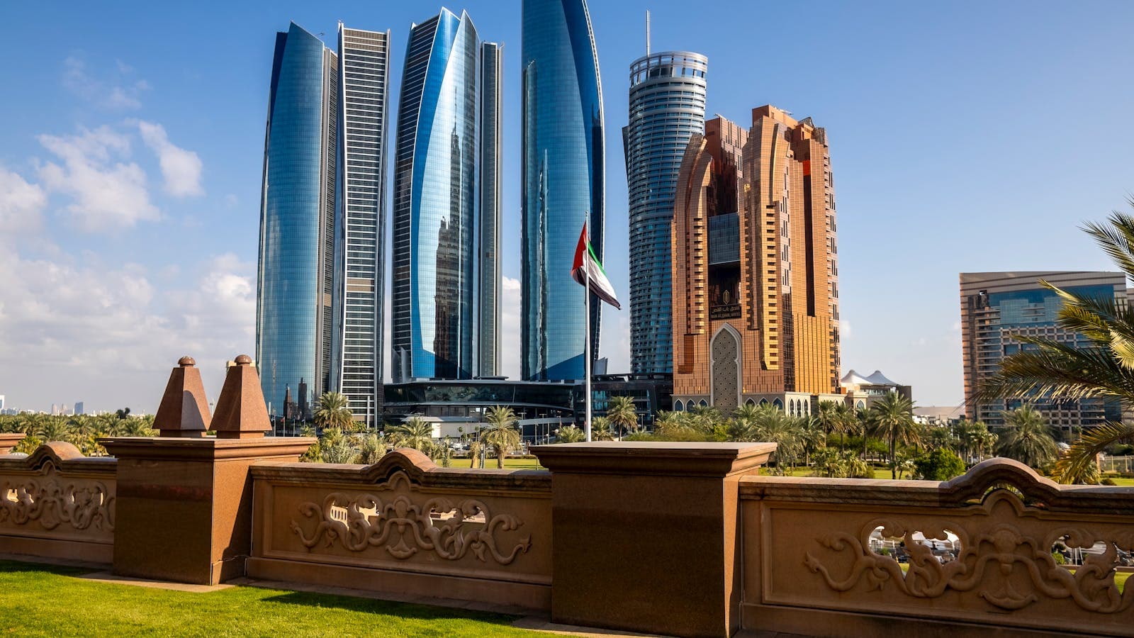 UPS Solutions in Qatar — Data Center Guide